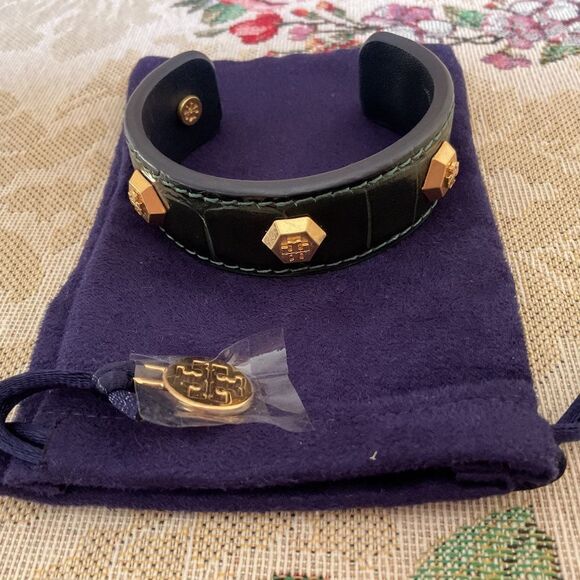 TORY BURCH LEATHER EMBOSSED GOLD MILLER LOGO BANGLE BRACELET NEW WITH BAG - Picture 11 of 13